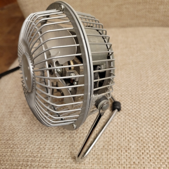 Massey 4” Metal Electric Personal Desk Fan - Picture 2 of 5